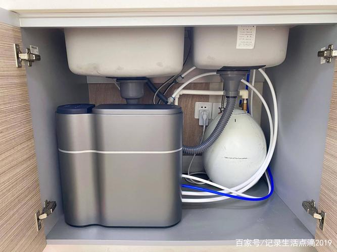 因?yàn)樗巯旅孢€裝了個小廚寶,所以凈水器主機(jī)也只能橫過來放置了,相比